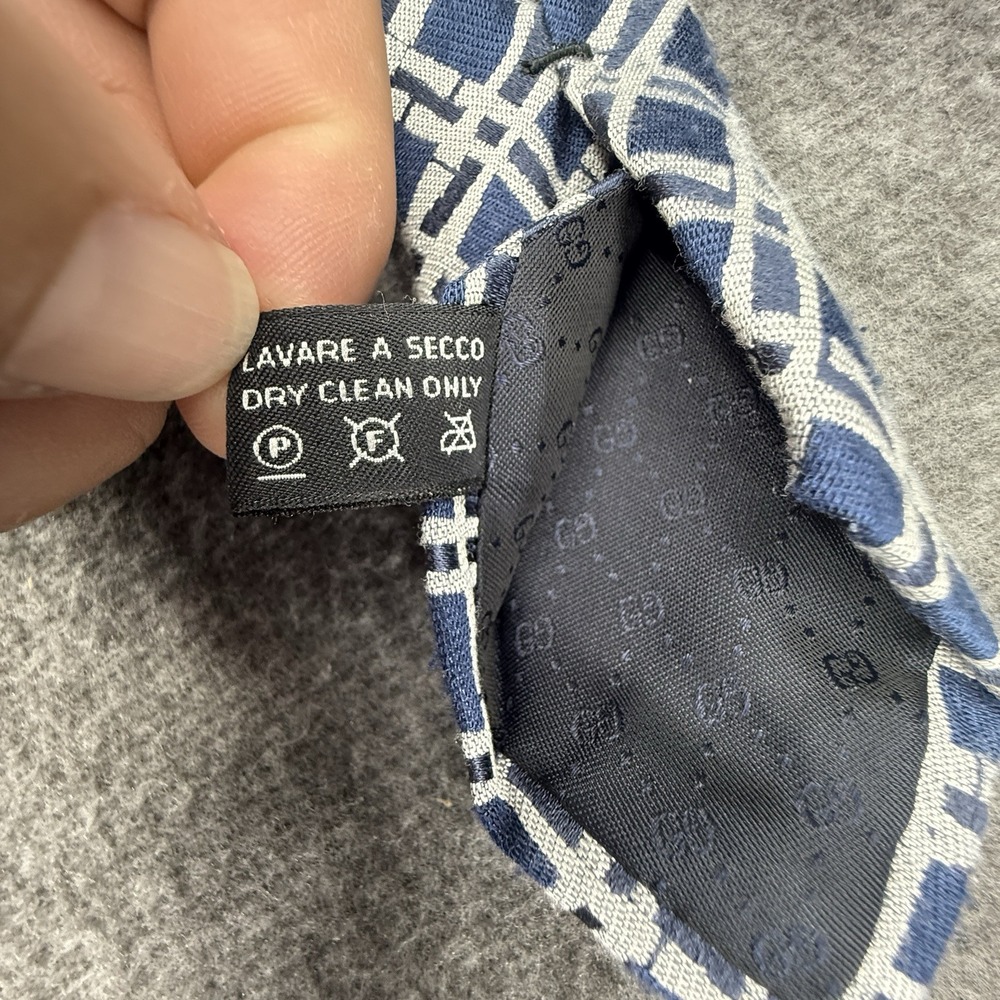 Gucci‎ Men's Necktie 100% Silk Blue and white Stripes Pre-Owned - Picture 7 of 9